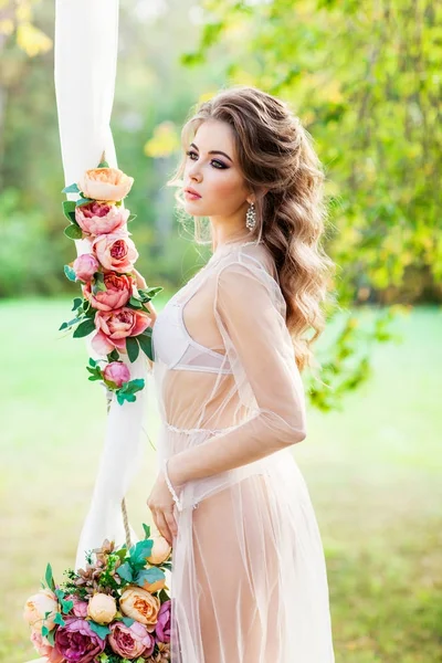 Retrato Moda Jovem Mulher Bonita Vestido Romântico Posando Perto Decoração — Fotografia de Stock