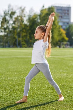 Küçük kız Fitness açık yapıyor