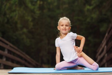 Küçük kız Fitness açık yapıyor