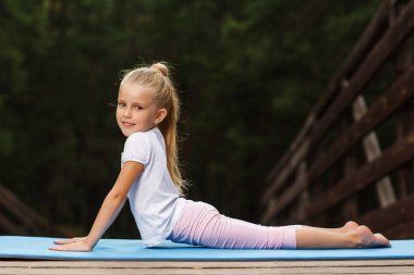 Küçük kız Fitness açık yapıyor