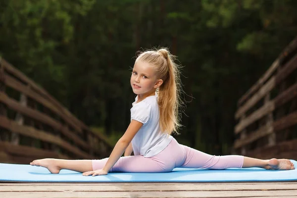 Küçük Kız Fitness Açık Yapıyor — Stok fotoğraf
