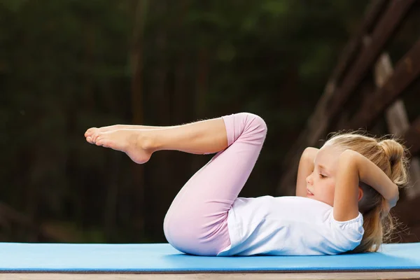 Kleines Mädchen Macht Fitness Freien — Stockfoto