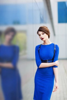 Zarif mavi elbise poz içinde muhteşem bir genç kadın 