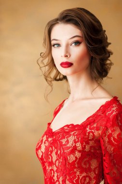 Zarif dantelli elbise genç güzel kadın 