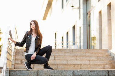 güzel makyaj poz ile şık genç kadın 