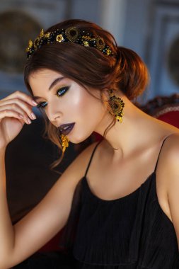 Muhteşem bir genç esmer kadın poz portresi 