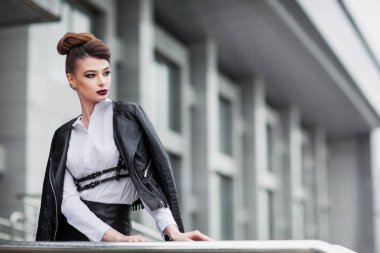 güzel makyaj poz ile şık genç kadın 