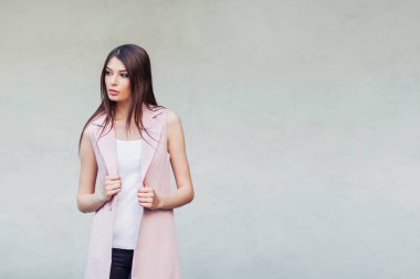 güzel makyaj poz ile şık genç kadın 