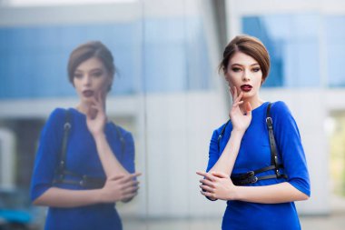 Zarif mavi elbise poz içinde muhteşem bir genç kadın 