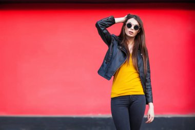 güzel makyaj poz ile şık genç kadın 