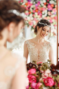 Zarif gelinlik güzel genç kadın 