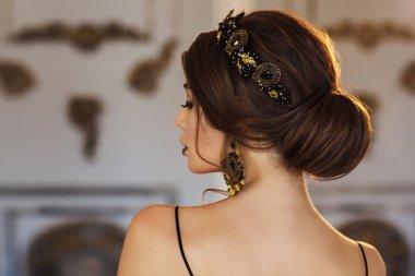 Muhteşem bir genç esmer kadın poz portresi 