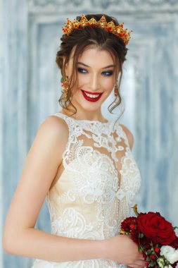 Zarif gelinlik güzel genç kadın 