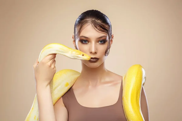 Wspaniała Młoda Kobieta Stawianiem Egzotyczny Wąż — Zdjęcie stockowe