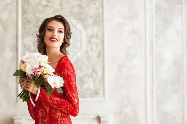 Splendida Giovane Donna Elegante Vestito Pizzo Rosso Che Tiene Bouquet — Foto Stock