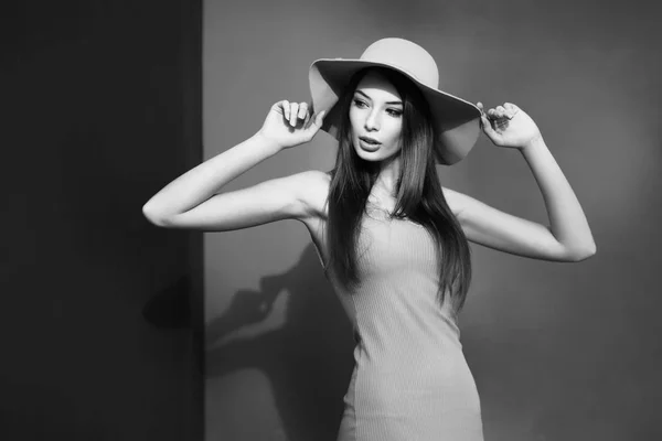 Hermosa Joven Elegante Sombrero Posando — Foto de Stock