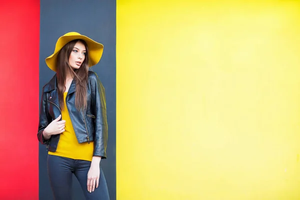 Hermosa Joven Elegante Sombrero Posando — Foto de Stock