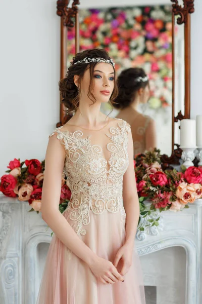Красивая Молодая Женщина Элегантном Свадебном Платье — стоковое фото