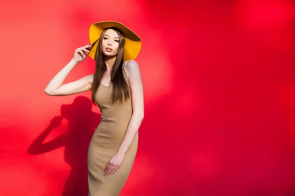 Hermosa Joven Elegante Sombrero Posando — Foto de Stock