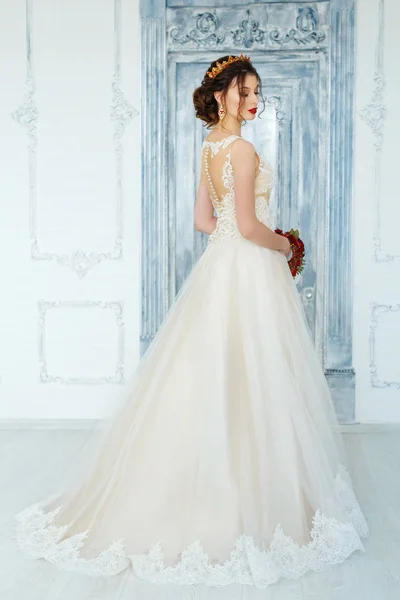 Nádherná Mladá Žena Elegantní Svatební Šaty — Stock fotografie