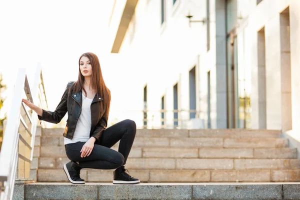 güzel makyaj poz ile şık genç kadın 