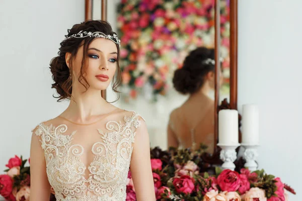 Linda Jovem Mulher Vestido Noiva Elegante — Fotografia de Stock