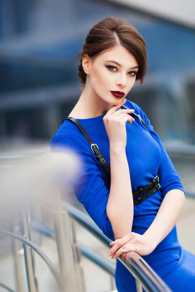 Preciosa Mujer Joven Elegante Vestido Azul Posando —  Fotos de Stock