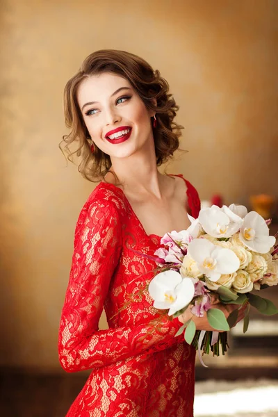 Splendida Giovane Donna Elegante Vestito Pizzo Rosso Che Tiene Bouquet — Foto Stock
