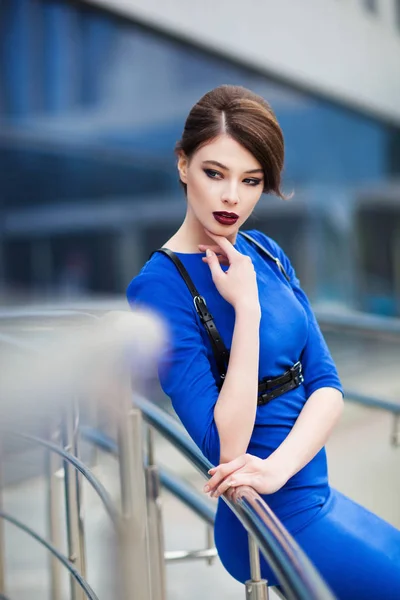Hinreißende Junge Frau Elegantem Blauen Kleid Posiert — Stockfoto