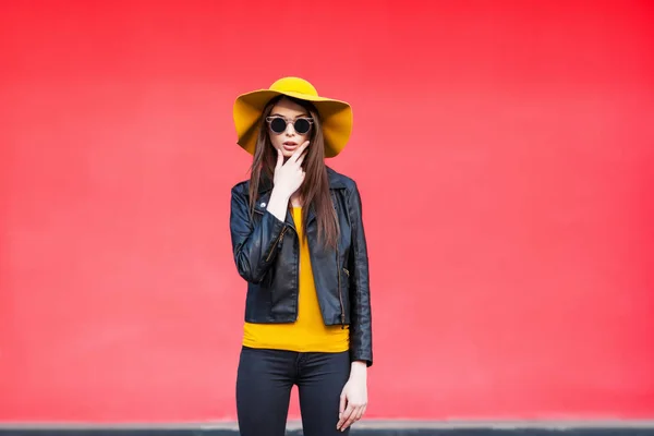 Linda Jovem Mulher Chapéu Elegante Posando — Fotografia de Stock