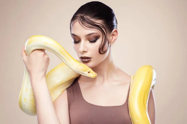 Hermosa Joven Mujer Con Serpiente Exótica Posando — Foto de Stock