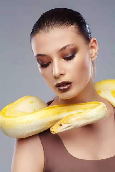 华丽的年轻女子与奇特的蛇摆姿势 — 图库照片
