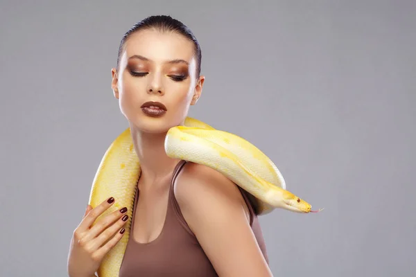 エキゾチックな蛇のポーズと豪華な若い女性 — ストック写真