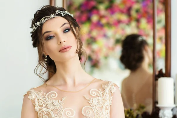 Splendida Giovane Donna Abito Sposa Elegante — Foto Stock