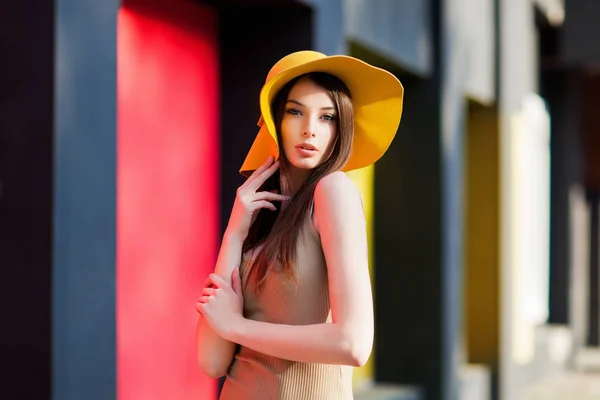 Hinreißende Junge Frau Mit Stylischem Hut Posiert — Stockfoto