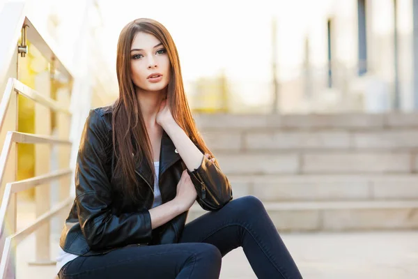 Jovem Elegante Com Bela Maquiagem Posando — Fotografia de Stock