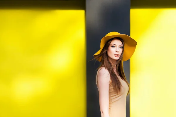 Hermosa Joven Elegante Sombrero Posando — Foto de Stock