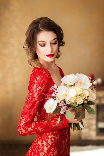 Linda Jovem Mulher Elegante Vestido Renda Vermelho Segurando Buquê — Fotografia de Stock