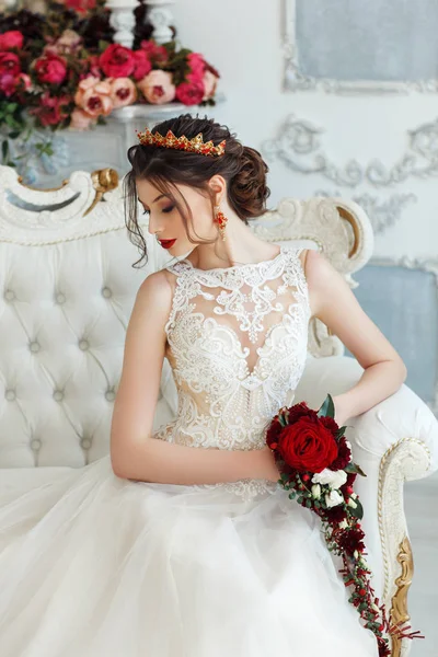 Linda Jovem Mulher Vestido Noiva Elegante — Fotografia de Stock
