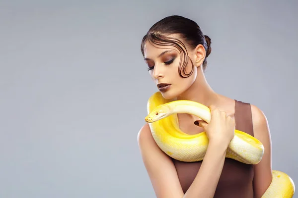 Wspaniała Młoda Kobieta Stawianiem Egzotyczny Wąż — Zdjęcie stockowe