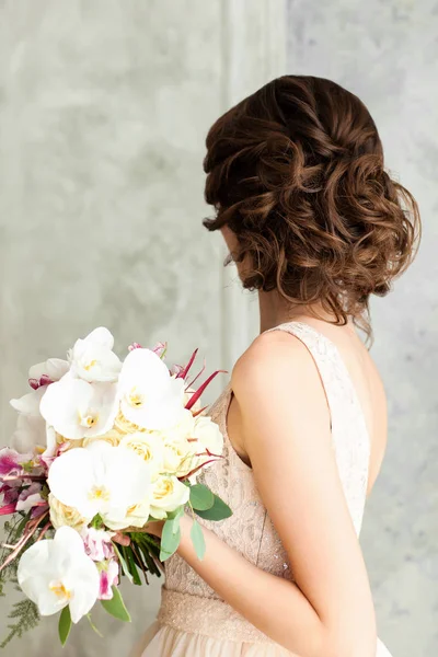 Hinreißende Junge Frau Elegantem Kleid Mit Blumenstrauß — Stockfoto