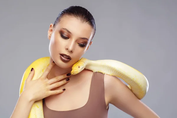 Linda Jovem Com Serpente Exótica Posando — Fotografia de Stock
