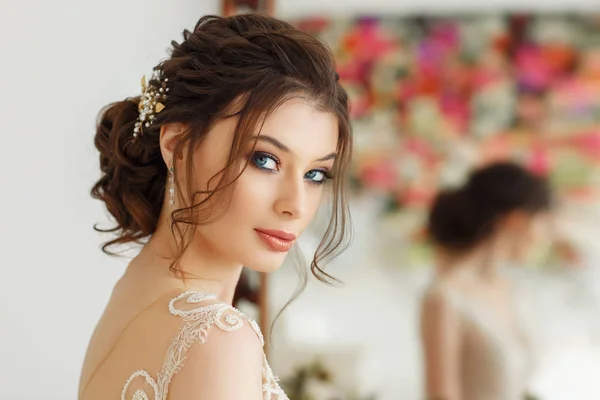Красивая Молодая Женщина Элегантном Свадебном Платье — стоковое фото