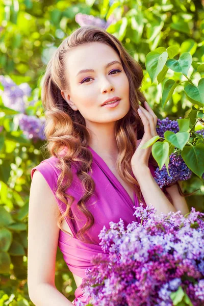 Jeune Belle Fille Posant Près Lilas Buissons Fleur — Photo