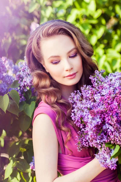 Young Beautiful Girl Posing Lilac Bushes Blossom — Stock Photo, Image