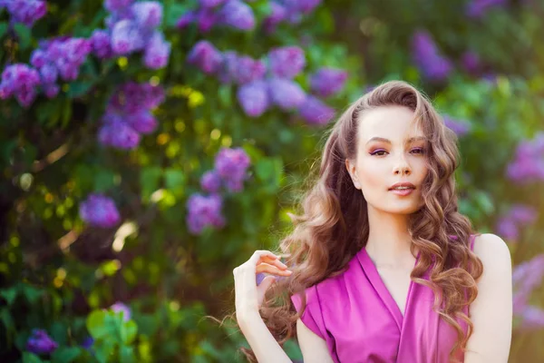 Joven Hermosa Chica Posando Cerca Arbustos Lila Flor —  Fotos de Stock