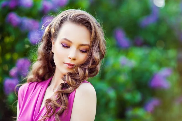 Junges Schönes Mädchen Posiert Der Nähe Von Fliederbüschen Blüte — Stockfoto