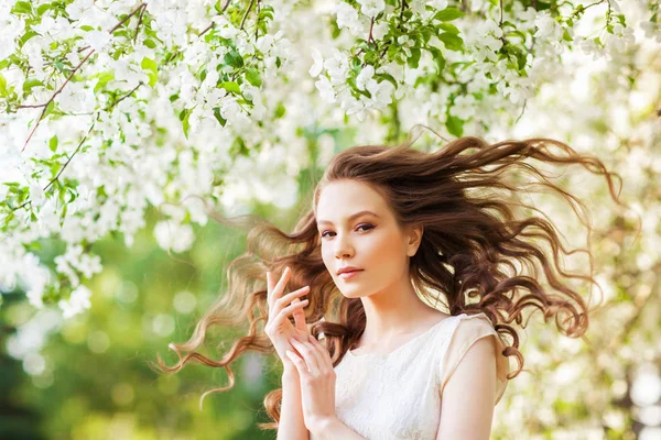 Jeune Belle Femme Posant Près Pommier Fleur — Photo