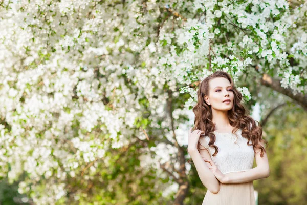 Young Beautiful Woman Posing Apple Tree Blossom — Stock Photo, Image