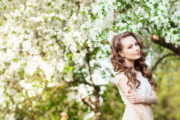 Jonge Mooie Vrouw Poseren Buurt Van Apple Boom Bloei — Stockfoto